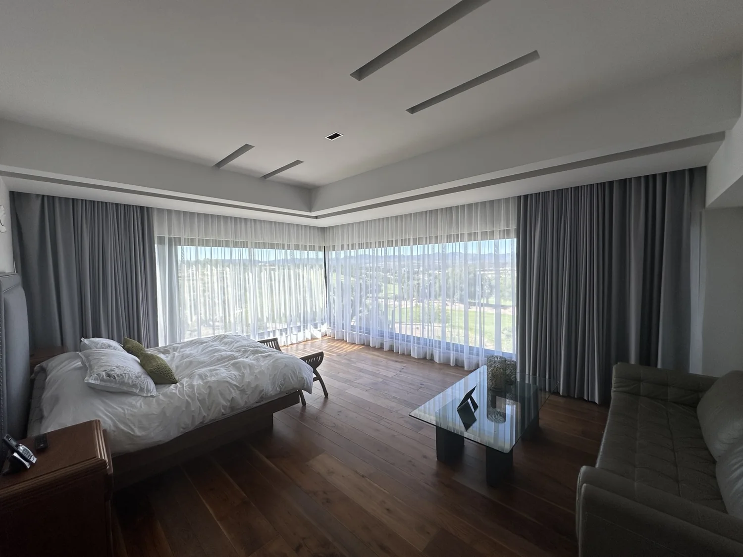 Cortinería real de piso a techo en recámara luminosa