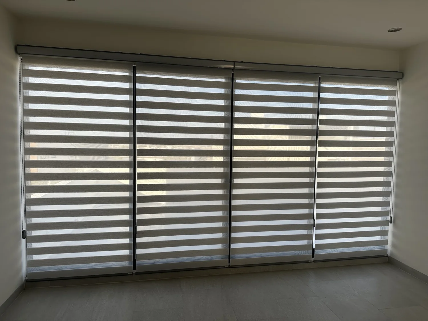 Persianas Duoline de franjas alternadas, instalación real