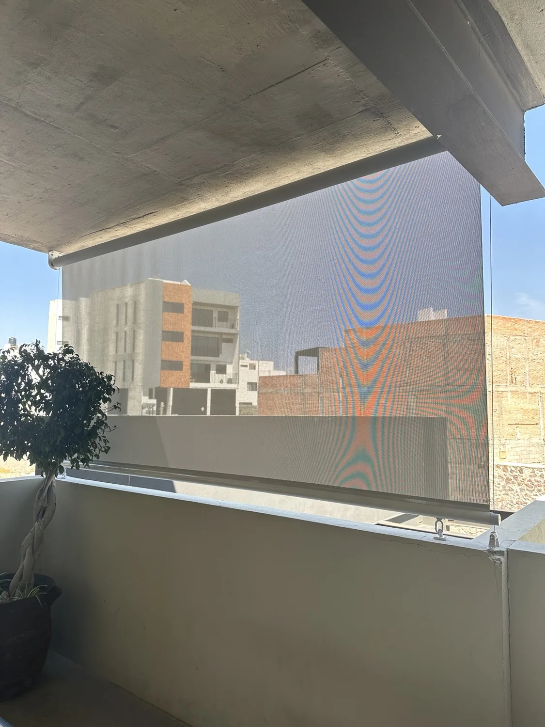 Toldo vertical exterior instalado en terraza, trabajo real